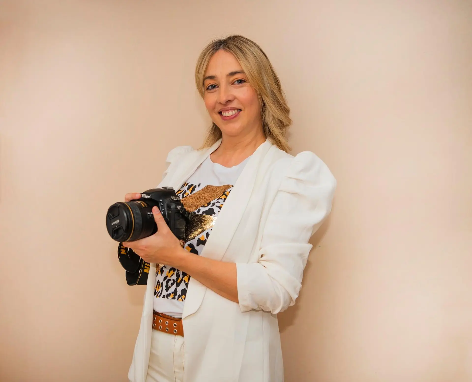 Paola Vallejos, fotógrafa, con su cámara en el estudio